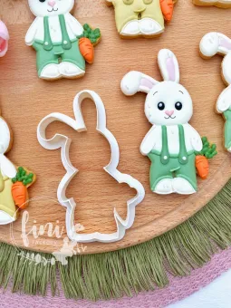 Nyuszi kantáros nadrágban